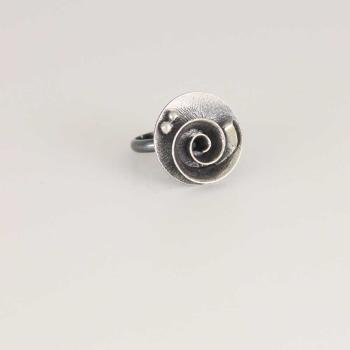 Ring mit Spirale in Schneckenform