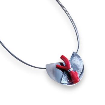 Halsschmuck mit Koralle