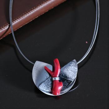 Halsschmuck mit Koralle