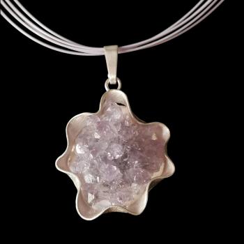 Halsschmuck mit Amethystrose