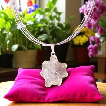 Halsschmuck mit Amethystrose