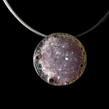 Halsschmuck mit Amethystrose
