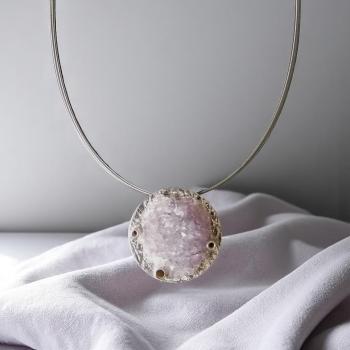 Halsschmuck mit Amethystrose