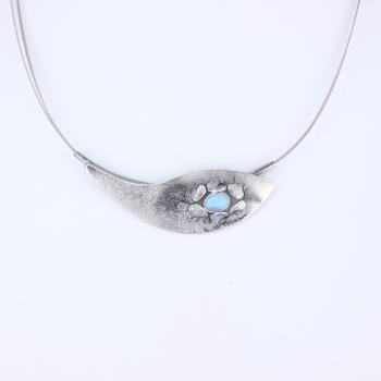 Collier in Blattform mit Opal