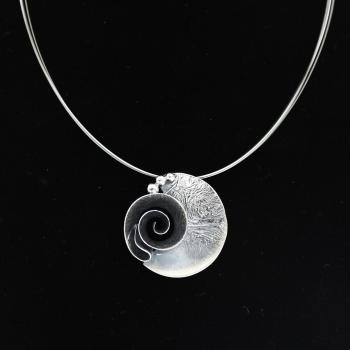 Anhänger mit einer Spirale in Schneckenform