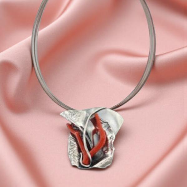 Halsschmuck Koralle in 925 Silber.