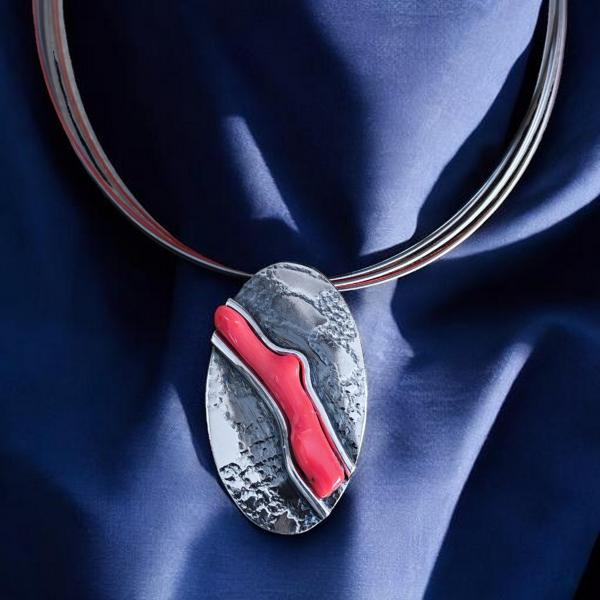 Halsschmuck mit Koralle