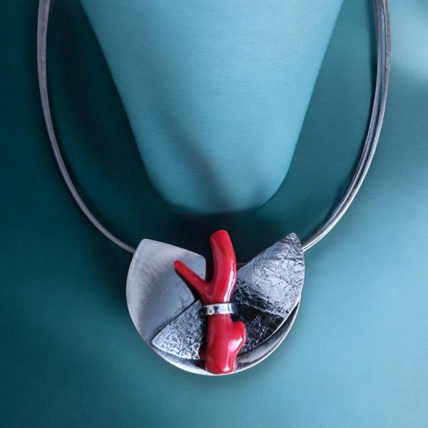 Halsschmuck mit Koralle