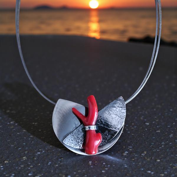 Halsschmuck mit Koralle