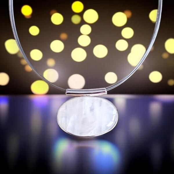 Halsschmuck mit Mondstein