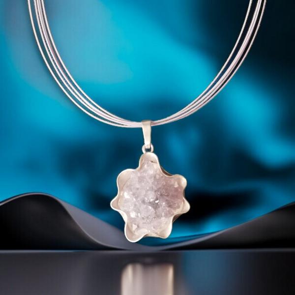 Halsschmuck mit Amethystrose