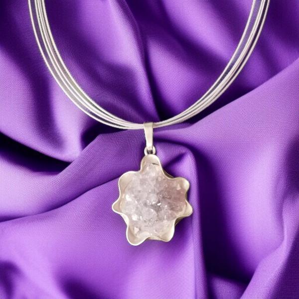 Halsschmuck mit Amethystrose