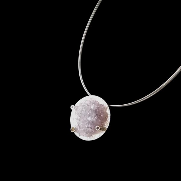 Halsschmuck mit Amethystrose