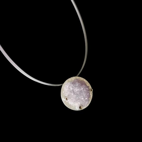 Halsschmuck mit Amethystrose