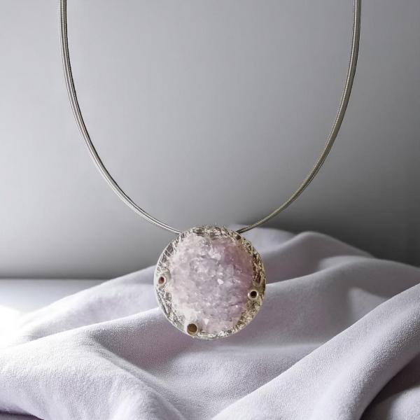 Halsschmuck mit Amethystrose