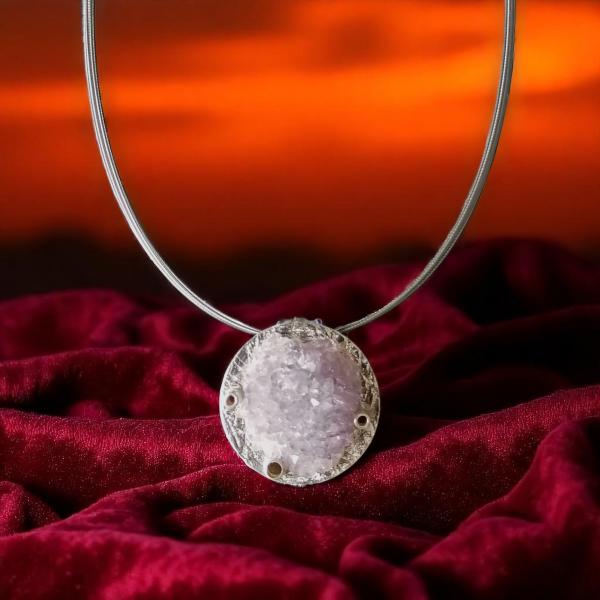 Halsschmuck mit Amethystrose